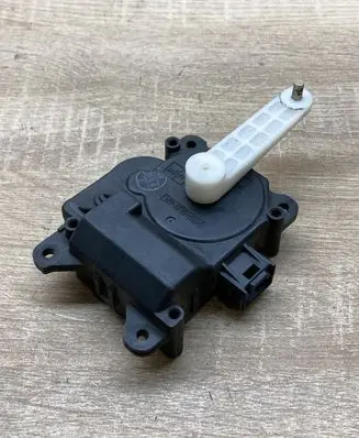 Toyota Avensis T250 Air flap motor/actuator 0637008680