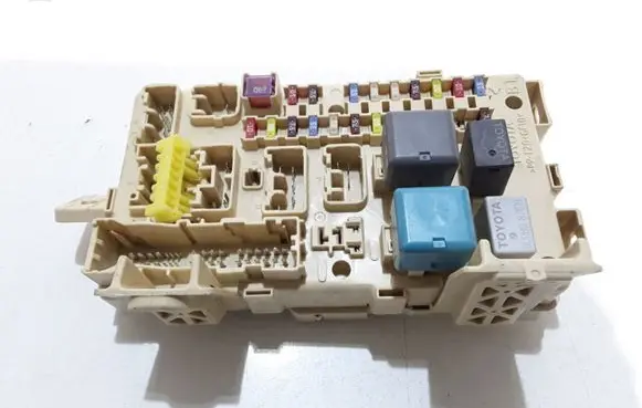 Toyota Avensis T250 Fuse module 82641CA030F