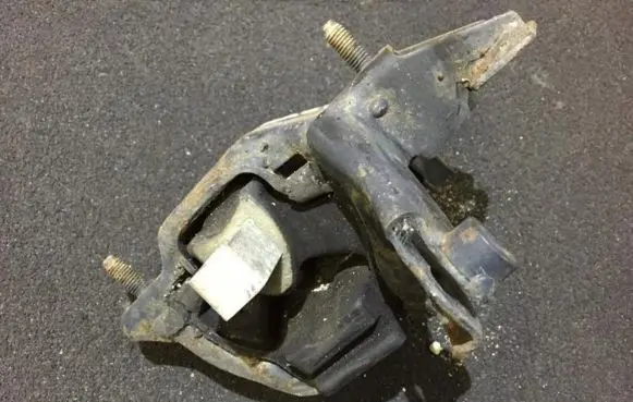 Seat Toledo II (1M) Engine mount bracket