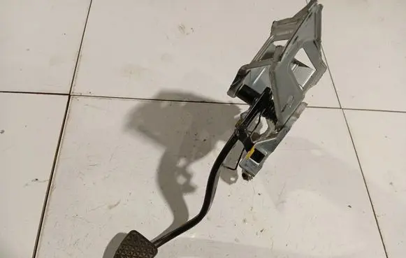 Opel Astra H Brake pedal 