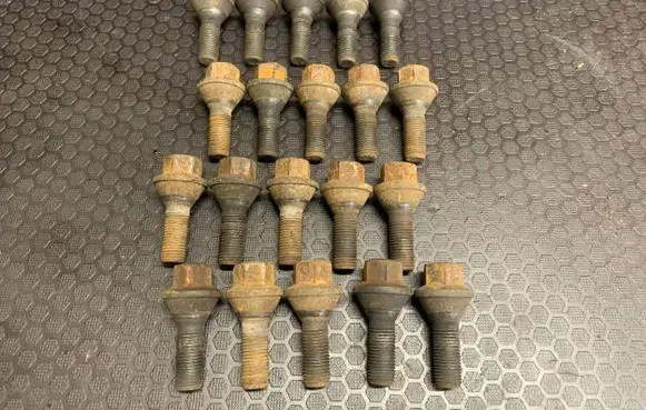 Opel Vivaro Nuts/bolts 