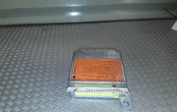Nissan X-Trail T30 Airbag control unit/module 988208H405