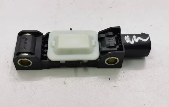 Chrysler Voyager Airbag deployment crash/impact sensor 04671779AC 260804 2117200948
