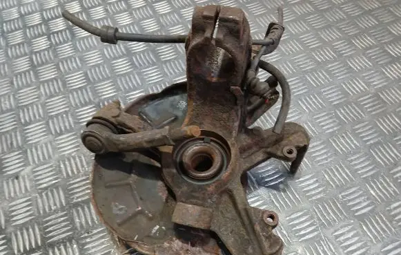 Volkswagen Polo IV 9N3 Front wheel hub spindle knuckle