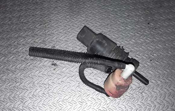 Volkswagen Touareg I Windscreen/windshield washer pump