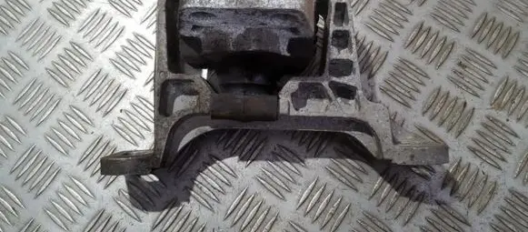 Toyota Avensis Verso Engine mount bracket