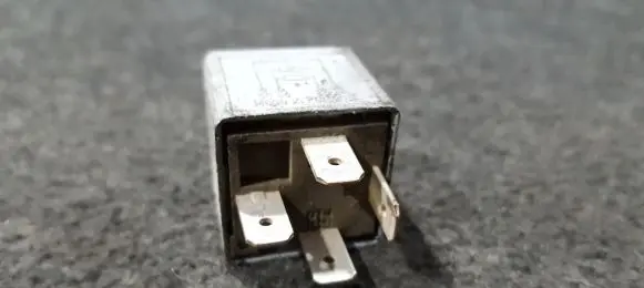 Volkswagen PASSAT B5 Other relay 141951253b