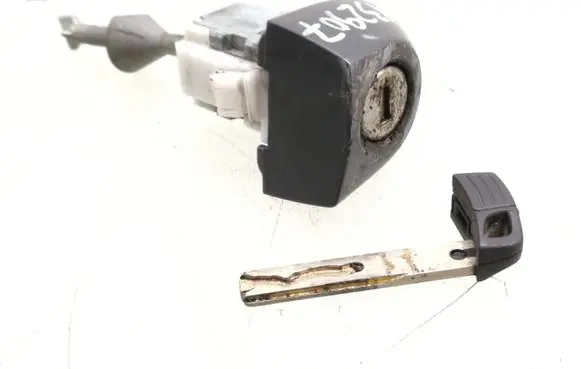 BMW 1 E81 E87 Front door lock (next to the handle) 