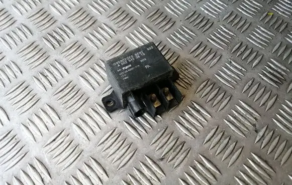 Mercedes-Benz E W211 Charging relay A0025423819