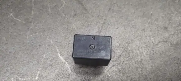 Mitsubishi Pajero Fuel pump relay acv31212