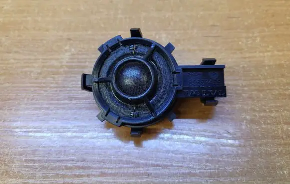 Volvo XC70 High frequency speaker in the rear doors 30657453