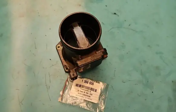 Volkswagen PASSAT B5.5 Mass air flow meter 8ET009142-25 IMPRK1366606
