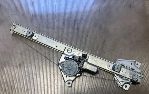 Suzuki Grand Vitara II Front door window regulator with motor 8346065J00 2621003530