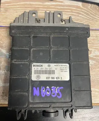 Volkswagen Golf III Engine control unit/module 037906024D 0261203266
