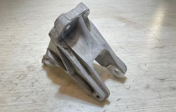 Nissan Leaf II (ZE1) Engine mounting bracket
