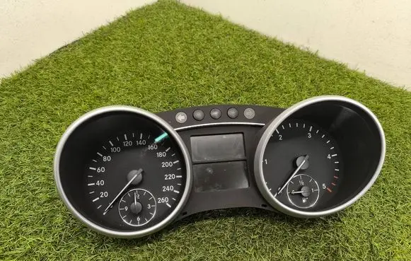 Speedometer (instrument cluster)