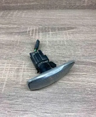 Volvo S60 Front fender indicator light 8658945