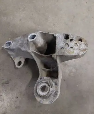 Engine mounting bracket