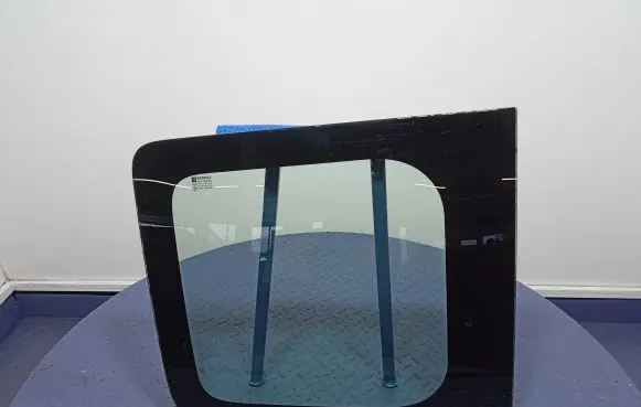 Opel Vivaro Rear side window