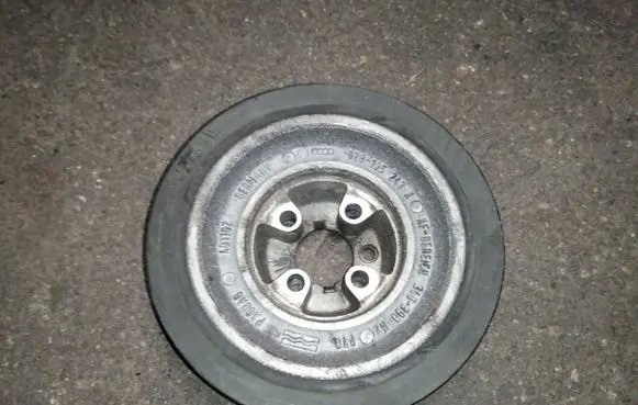 Volkswagen PASSAT B4 Crankshaft pulley 028105243K