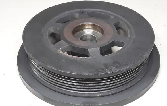 Volkswagen Golf IV Crankshaft pulley 071105248C