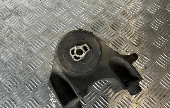 Chevrolet Captiva Engine mount bracket