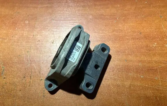 Skoda Citigo Engine mount bracket 1S0199262
