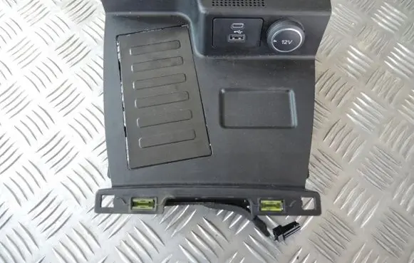 Ford Focus Wireless charging module M1PT19J235AA