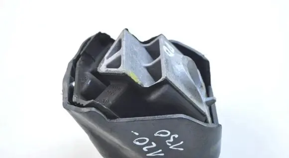 Mercedes-Benz Sprinter W906 Engine mount bracket