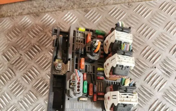 Peugeot 3008 I Fuse box set 9675877980