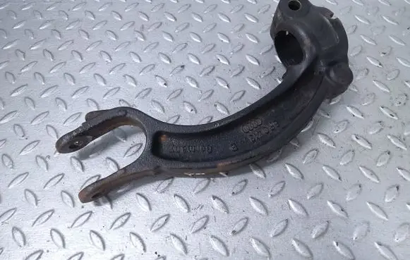 Audi A8 S8 D4 4H Lower shock absorber bracket 8R0413B