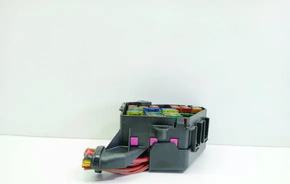 Volkswagen PASSAT B5.5 Fuse module 6318887