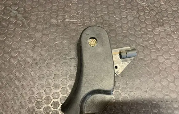 BMW 3 E46 Engine bonnet (hood) release handle 8223163
