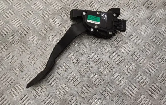 Mitsubishi Colt Accelerator throttle pedal MR955216