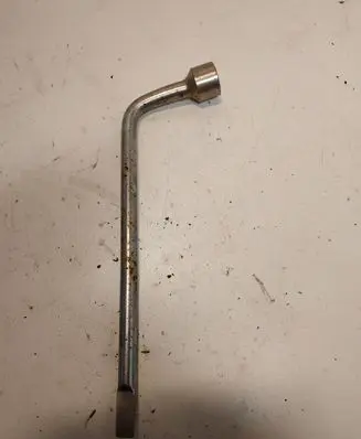 Toyota Avensis T250 Wheel nut wrench 