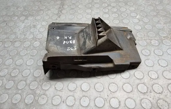 BMW 7 E38 Brake cooling air channel/duct 8241423