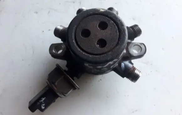 Ford Focus C-MAX Fuel distributor 4M5Q9D280DA