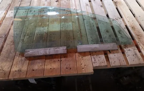 Volvo XC90 Front door window glass four-door