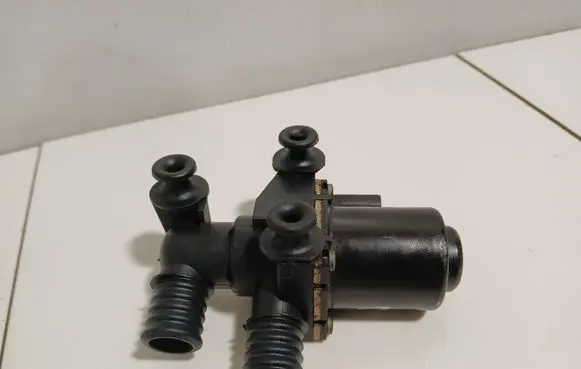 BMW 5 E60 E61 Coolant heater control valve 6920226 040127