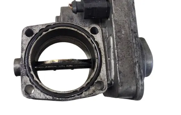 Opel Astra J Throttle valve 8981052101