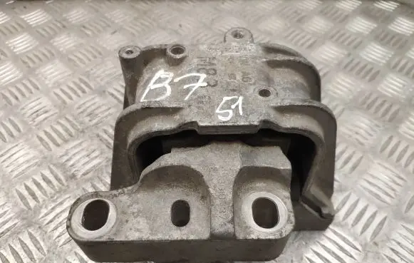 Volkswagen PASSAT B7 Engine mount bracket 1K0199262CG