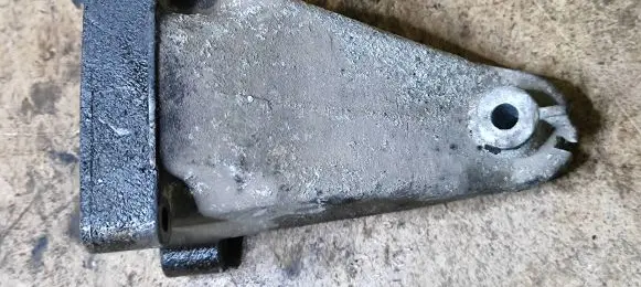Mercedes-Benz CLK A209 C209 Engine mounting bracket A2712230804