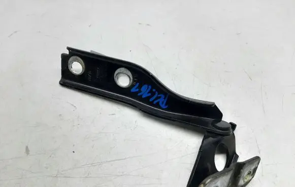 Audi A3 S3 8P Engine bonnet/hood hinges 8P0823302B