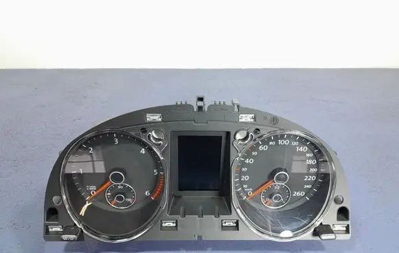 Volkswagen PASSAT CC Speedometer (instrument cluster) 3AA920870J