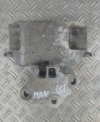 Engine mount vacuum valve