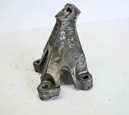 Audi A4 S4 B7 8E 8H Engine mounting bracket 8E0199307AB