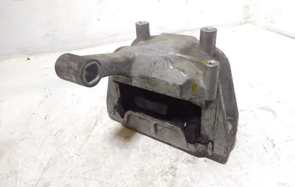 Volkswagen Tiguan Engine mount bracket 5N0199262E