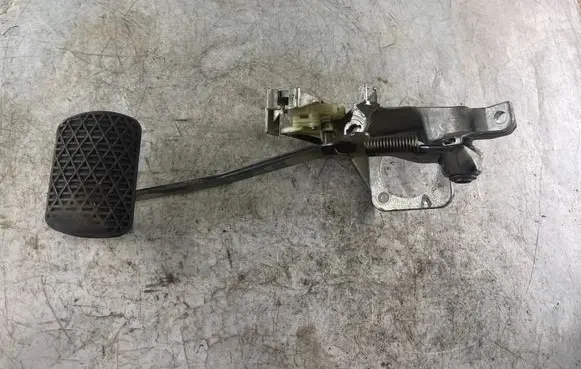 Mercedes-Benz E W210 Brake pedal 2102900619
