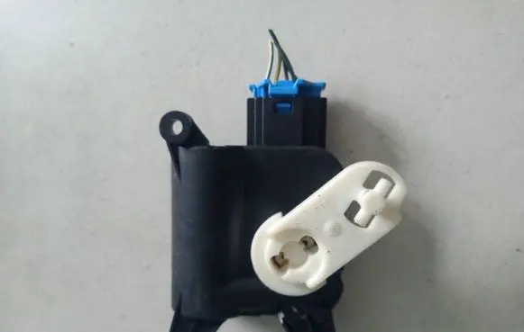 Volkswagen Golf Sportsvan Air flap motor/actuator 23111102 3C0907511R CZ1168802901
