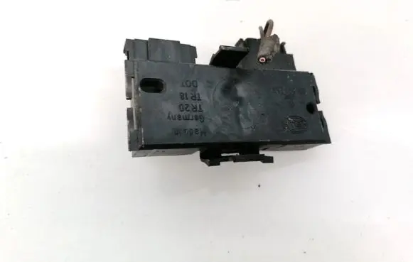 Volkswagen PASSAT B3 Tail light bulb cover holder 321945259